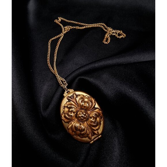 Vintage 1930s-1940s Gold-Tone Floral Oval Locket Necklace With Chain - Picture 1 of 7